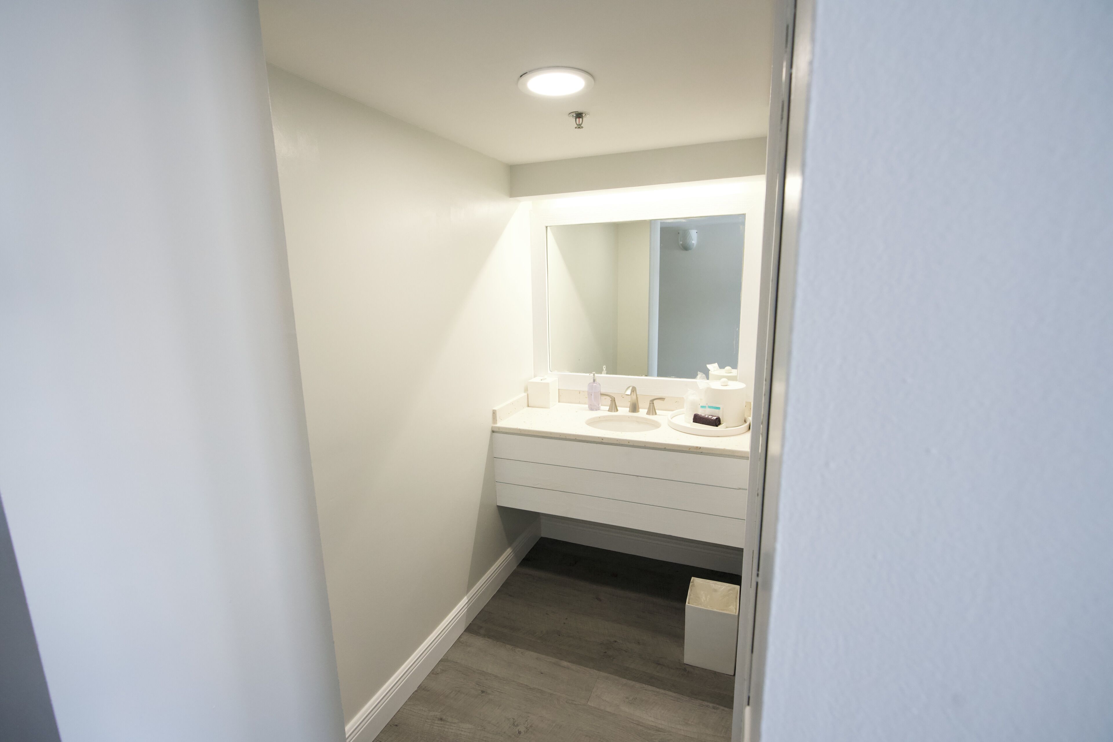 king room with water view, balcony, non-smoking | bathroom | combined shower/bathtub, free toiletries, hair dryer, towels