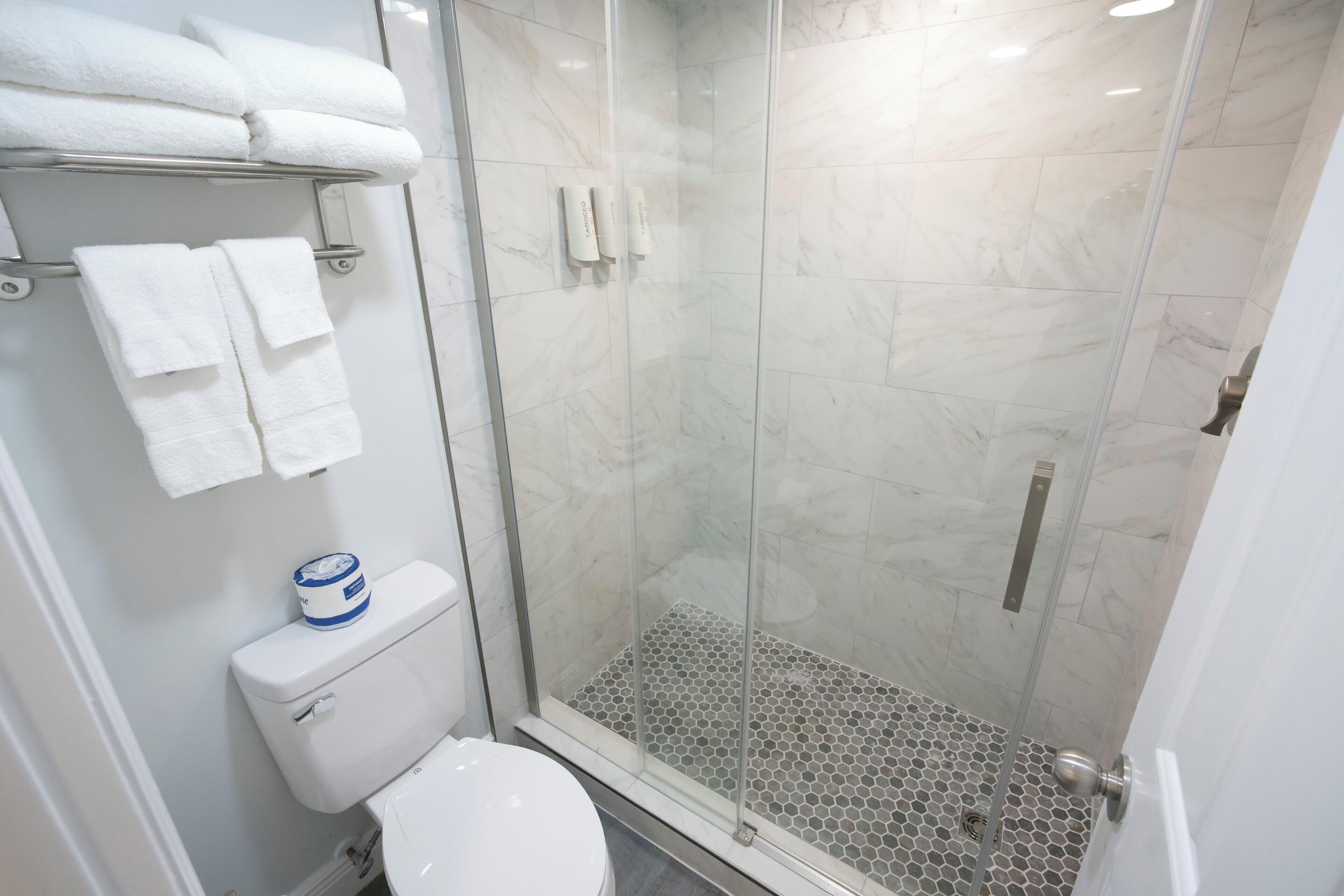 king room with water view, balcony, non-smoking | bathroom | combined shower/bathtub, free toiletries, hair dryer, towels