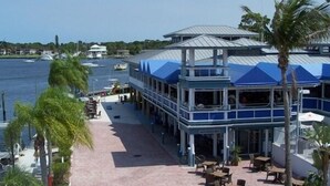 Un restaurante frente al agua con terraza y vistas al mar.
