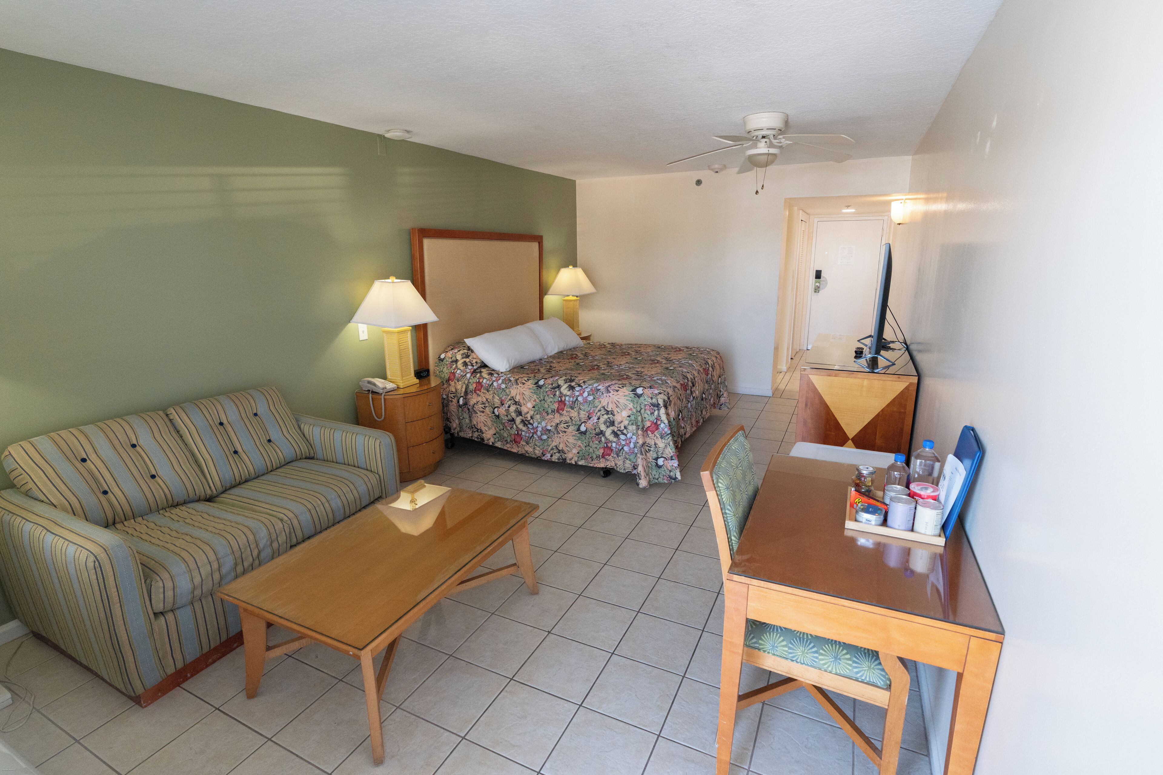 standard room, 1 king bed, non smoking, balcony | minibar, desk, iron/ironing board, rollaway beds