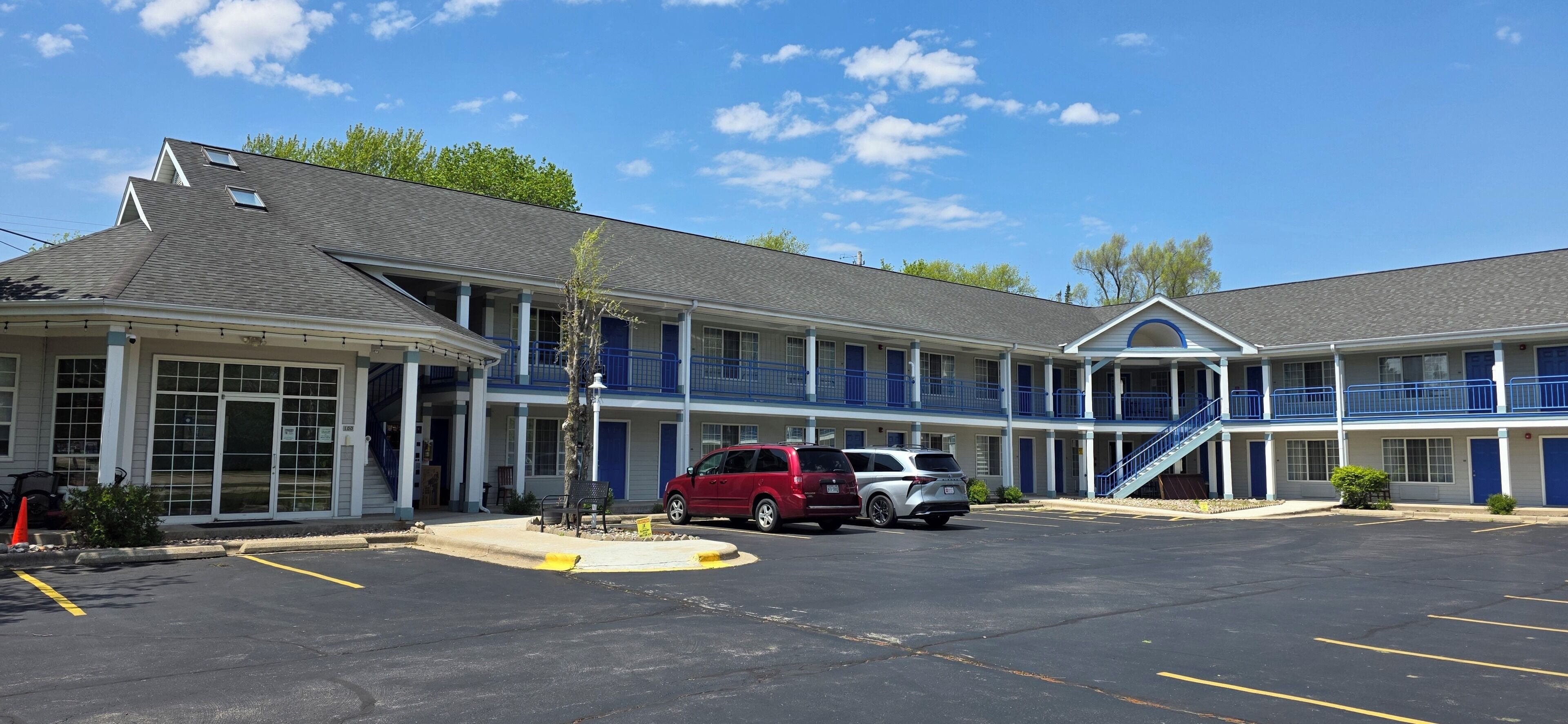 Un motel composé d’un bâtiment principal et d’une galerie couverte.