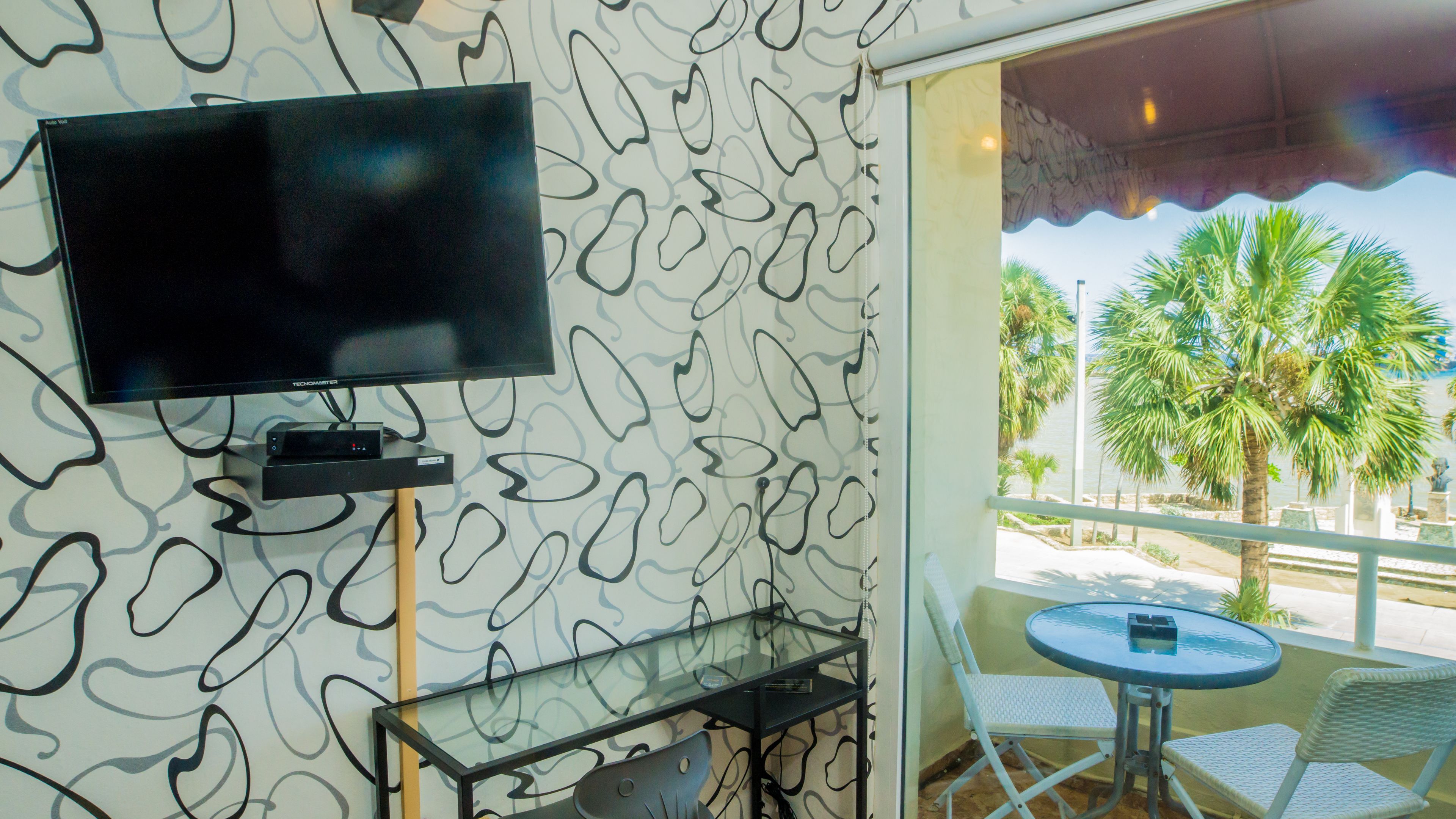 Ropa de cama de alta calidad y minibar 