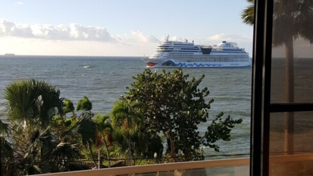 Varanda com vista para um cruzeiro ao longe.