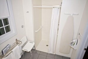 Chambre Exécutive, 1 très grand lit, accessible aux personnes à mobilité réduite | Salle de bain