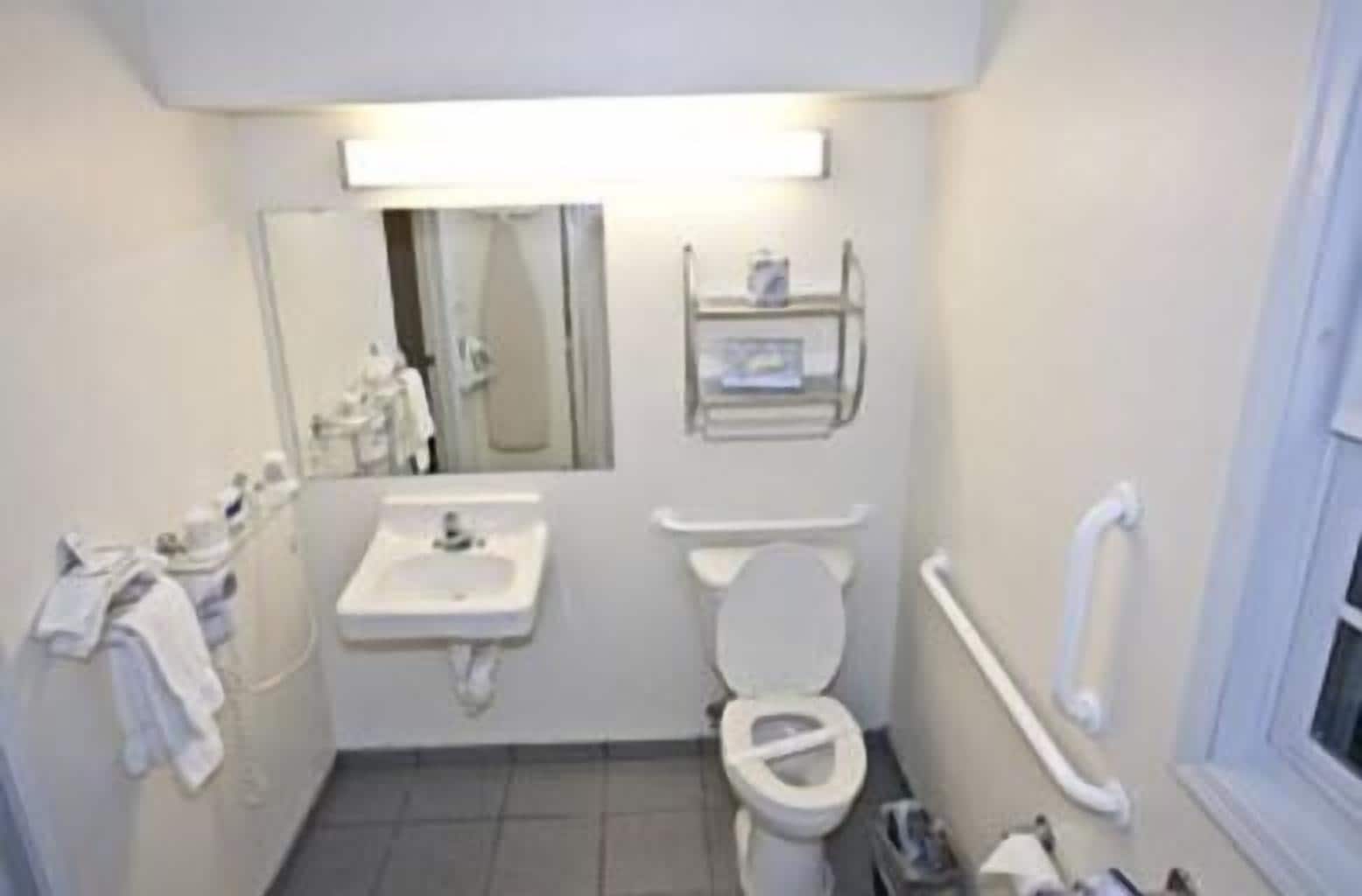 Combined shower/tub, hair dryer, towels