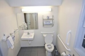 Combined shower/tub, hair dryer, towels - Chalet Motel Mequon (Mequon)