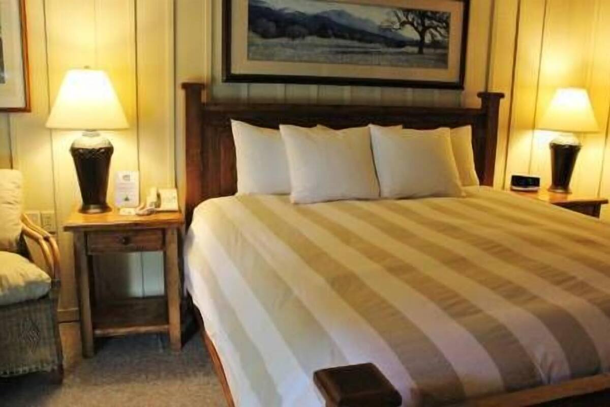 Standard King Room | Internet, alarm clocks