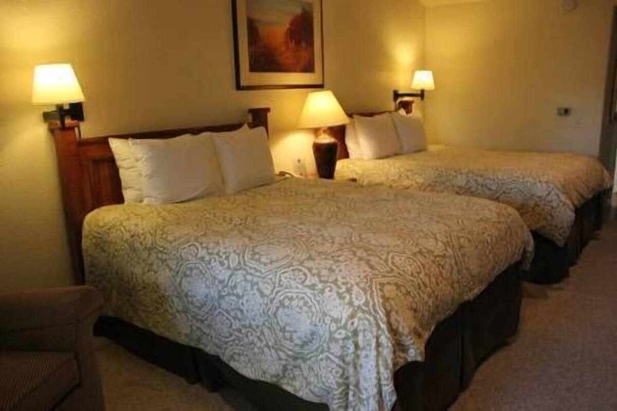 Deluxe Queen Room with Two Queen Beds | Internet, alarm clocks