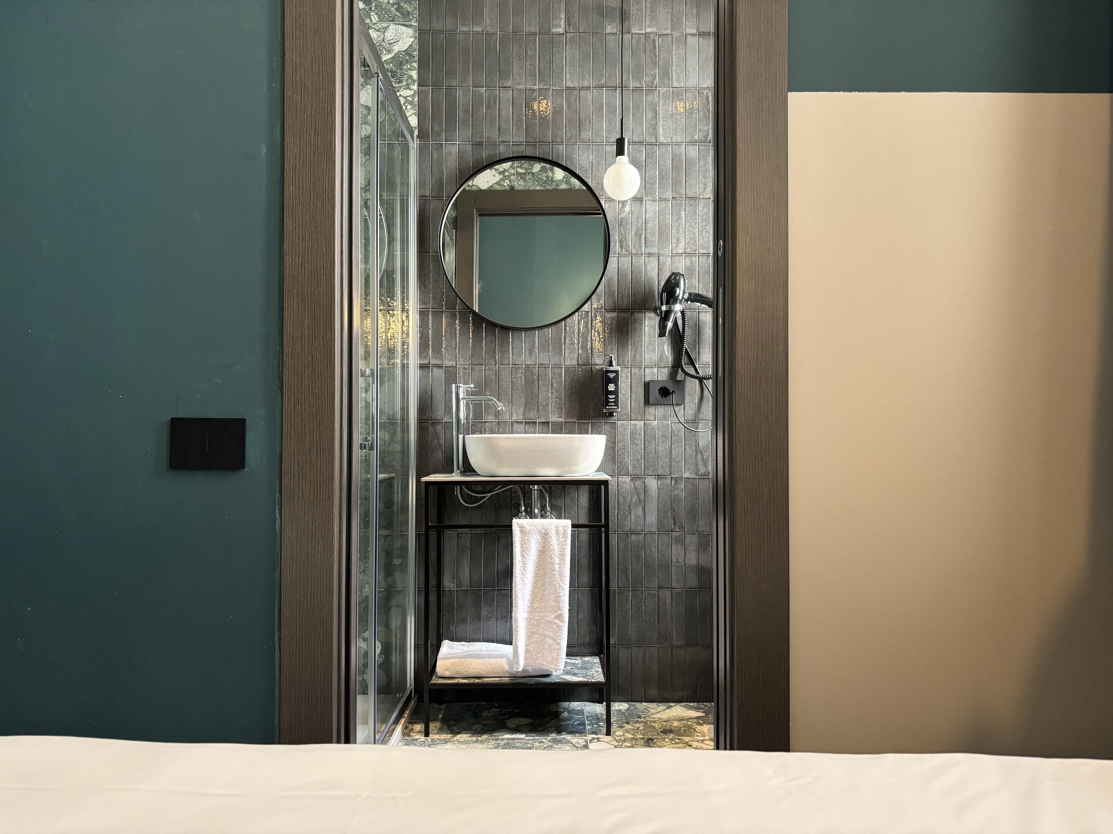 double room | bathroom | shower, free toiletries, hair dryer, bidet