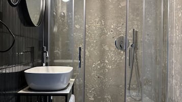 Camera Matrimoniale (1letto alla francese, 140 cm) | Bagno | Doccia, articoli per l'igiene personale ecosostenibili, asciugacapelli