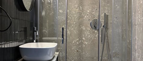 Double Room | Bathroom | Shower, eco-friendly toiletries, hair dryer, bidet