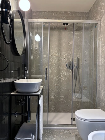 Camera Matrimoniale (1letto alla francese, 140 cm) | Bagno | Doccia, articoli per l'igiene personale ecosostenibili, asciugacapelli. AV Hotel Milano