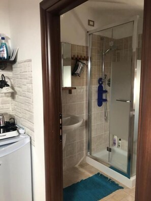 Douche, articles de toilette (gratuits), séchoir à cheveux, peignoirs