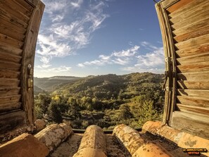 A rustic wooden cabin with a view of a hilly landscape. - C'era una volta B&B (Perugia)