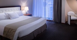 Premium bedding, in-room safe, iron/ironing board - Akros by Bluebay (Quito)