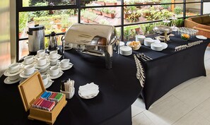 Free daily continental breakfast - Akros by Bluebay (Quito)