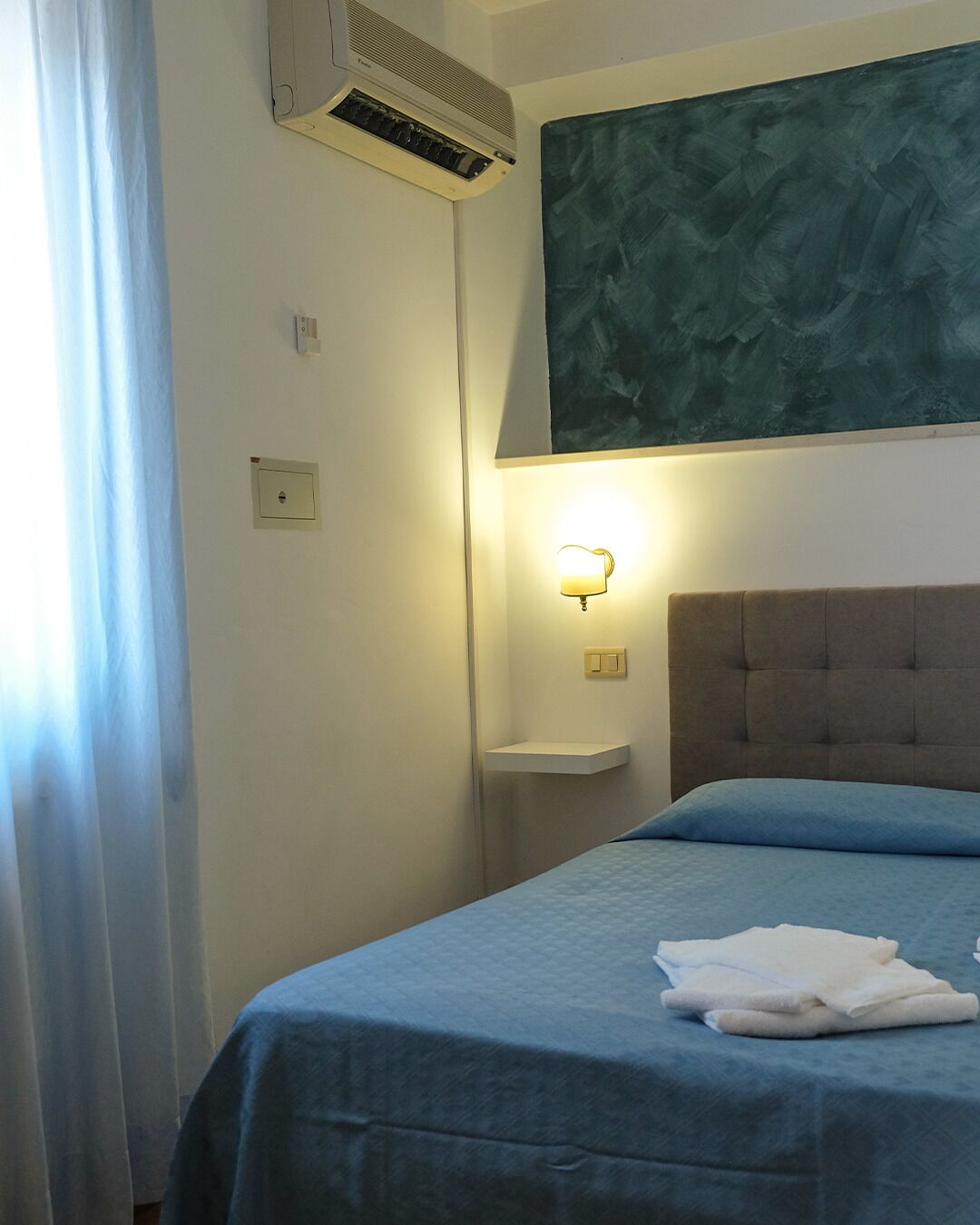 Habitación cuádruple estándar, 1 habitación, baño privado | Ropa de cama de alta calidad, caja fuerte, escritorio y cortinas opacas