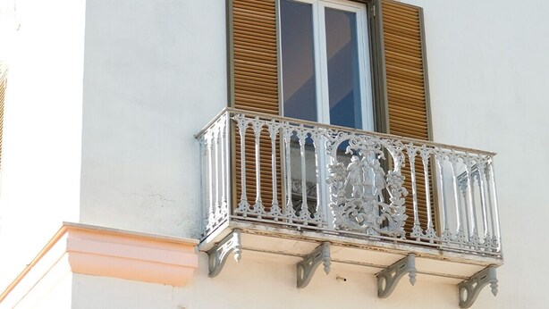 A building with a balcony, a window, and a small vent. - Hotel Timiama (Peschici)