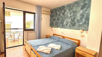 Doppia Standard, 1 camera da letto, bagno in camera | Biancheria da letto di alta qualità, una cassaforte in camera