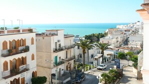 Un paisaje urbano costero con vista al mar, un hotel llamado 'HOTEL TIMIAMA' y edificios con balcones.