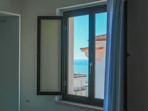 Standard Double Room, 1 Bedroom, Ensuite | Premium bedding, in-room safe, desk, blackout drapes