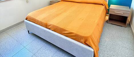 Literie de qualitĂ©, coffre-fort, bureau, rideaux dâobscurcissement