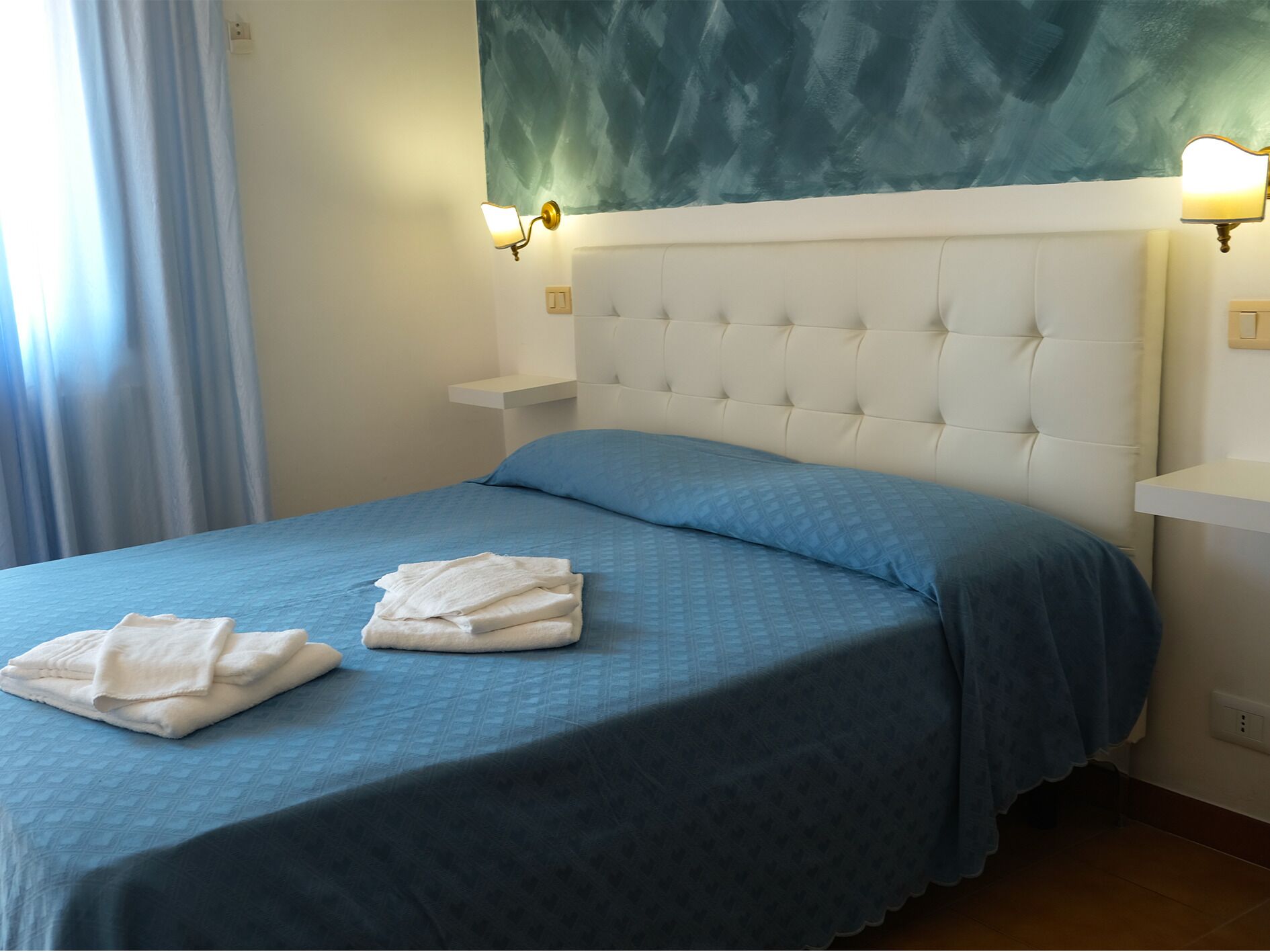 Ropa de cama de alta calidad y caja de seguridad en la habitación 