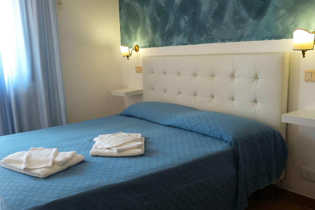 Standard Double Room, 1 Bedroom, Ensuite | Premium bedding, in-room safe, desk, blackout drapes