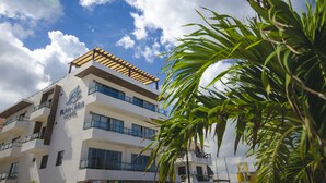 Un hotel de varios pisos con diseño moderno, que cuenta con balcones y ventanas amplias.