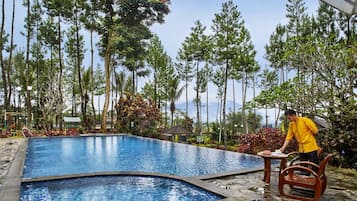 Indoor pool, 3 outdoor pools