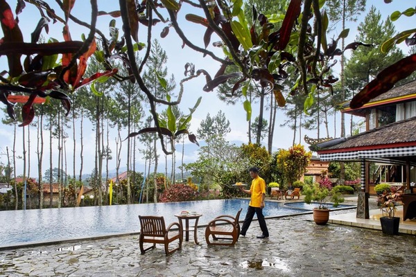 Indoor pool, 3 outdoor pools