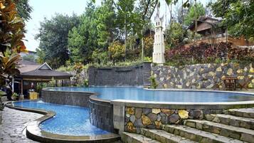 Indoor pool, 3 outdoor pools