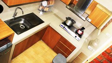 Coffee/tea maker, full-size fridge