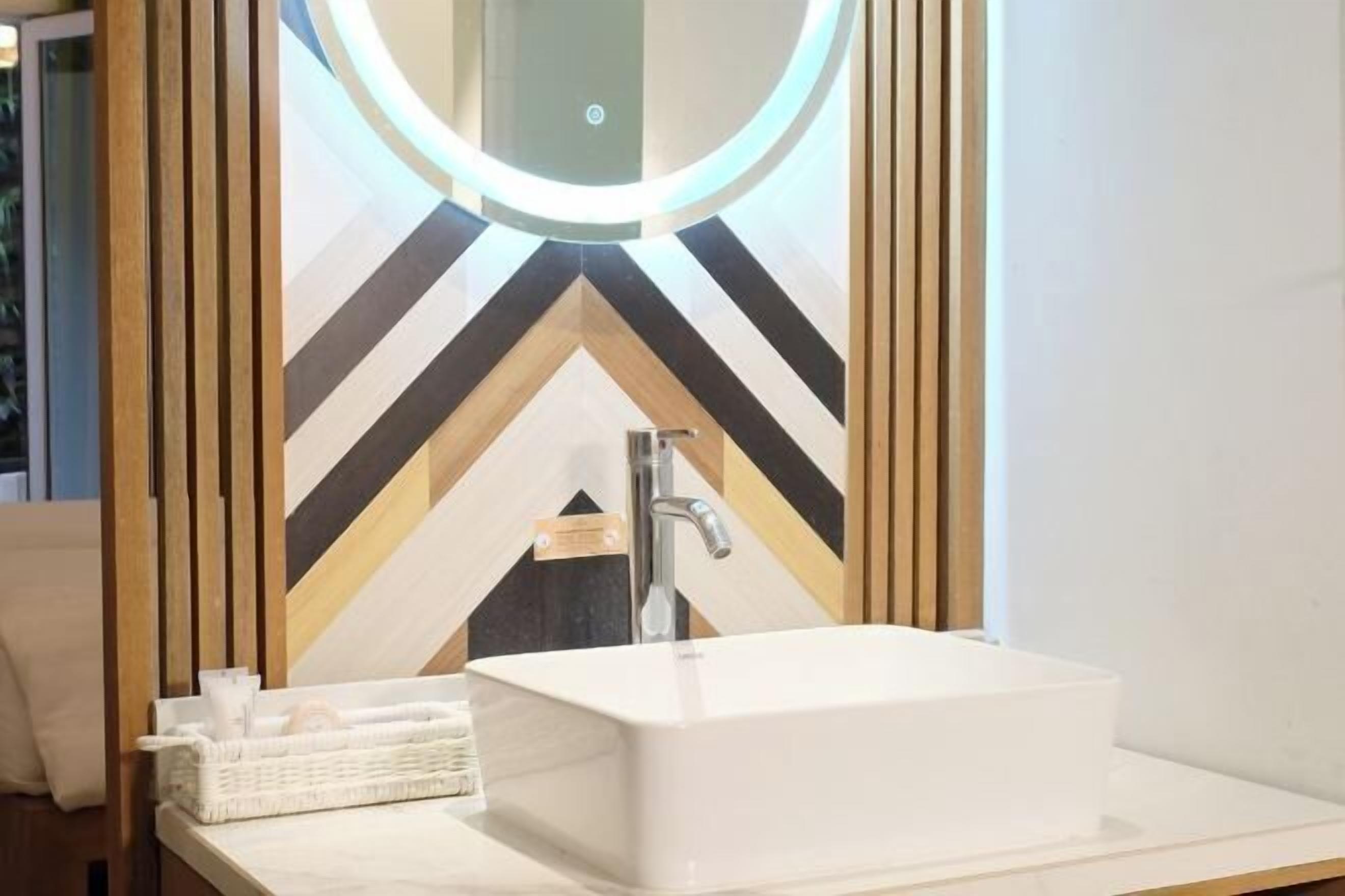 Douche, articles de toilette gratuits, sèche-cheveux