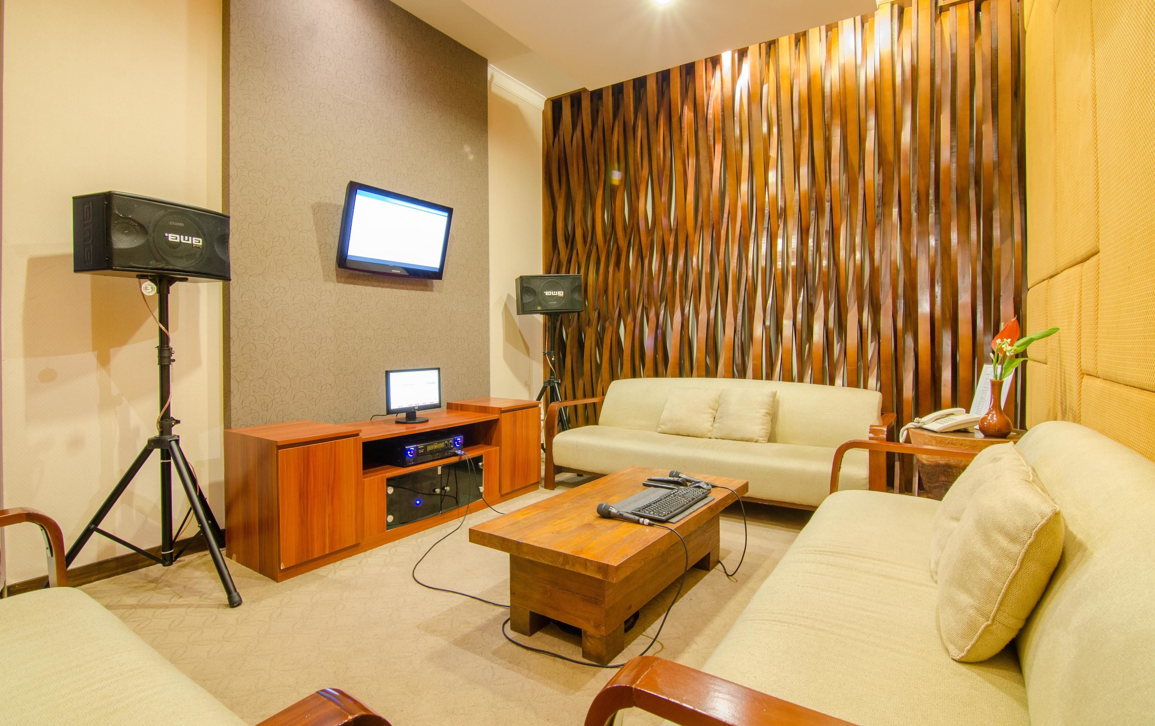 Een moderne woonkamer met een bank, salontafel en een tv op een dressoir.