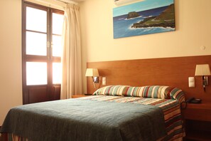 Double Room, 1 Double Bed, Mountain View | In-room safe, desk, blackout drapes, rollaway beds - Hotel Vila Bela (Machico)