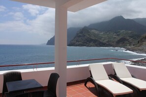 Suite | In-room safe, desk, blackout drapes, rollaway beds - Hotel Vila Bela (Machico)