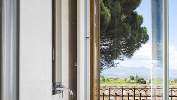 Suite (1st floor OR ground floor) | Lavabo en el baño