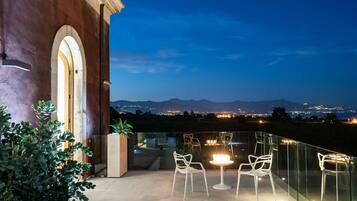 Deluxe-Dreibettzimmer, Balkon, Bergblick | Terrasse/Patio