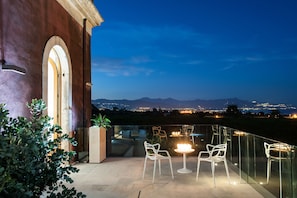 Habitación triple Deluxe, balcón, vistas a la montaña | Terraza o patio