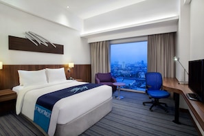 Standard Room, 1 Queen Bed (Free Breakfast) | Premium bedding, down comforters, pillowtop beds, in-room safe