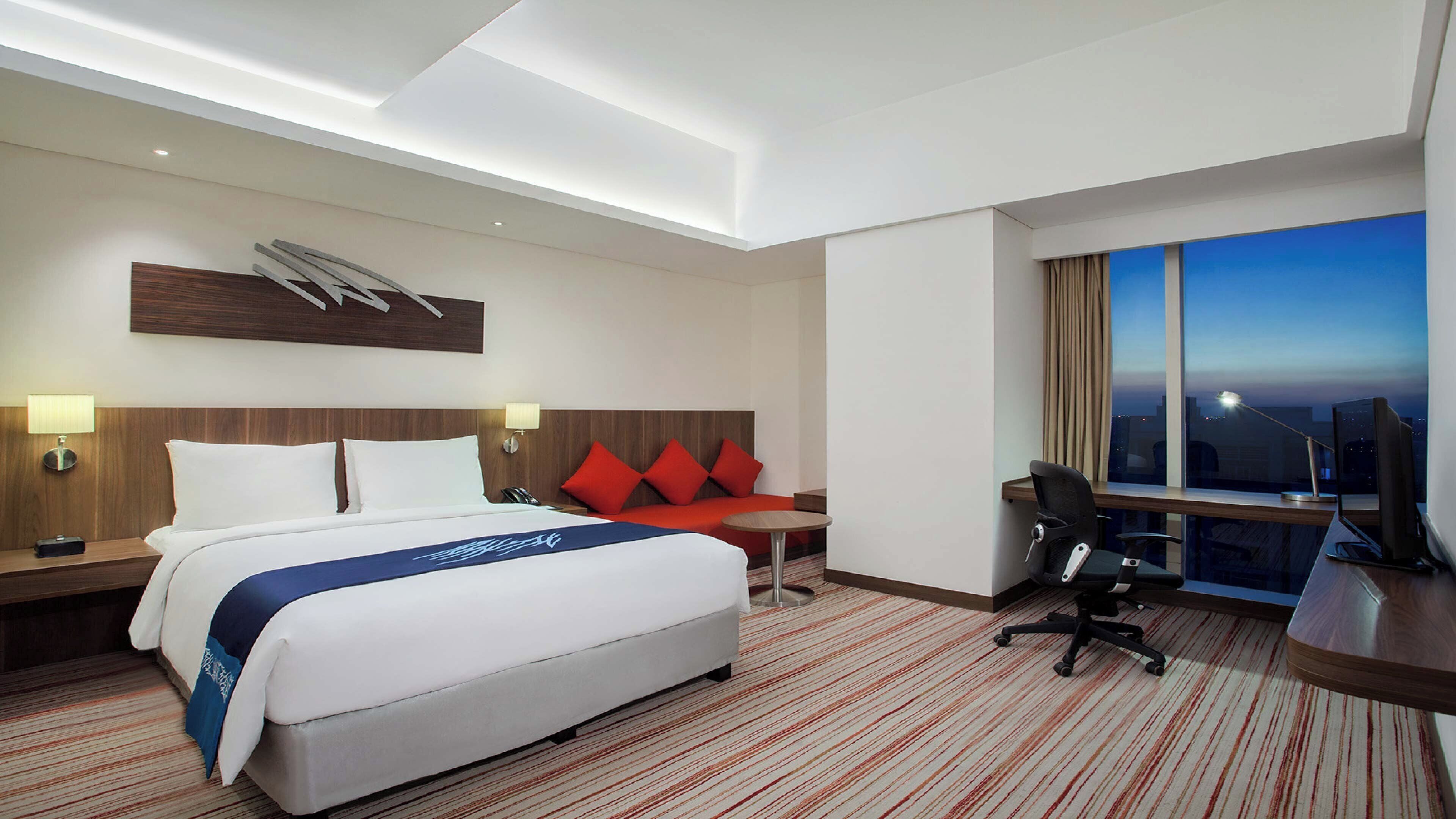 Standard Room, 1 Queen Bed, Corner (with Free Breakfast)