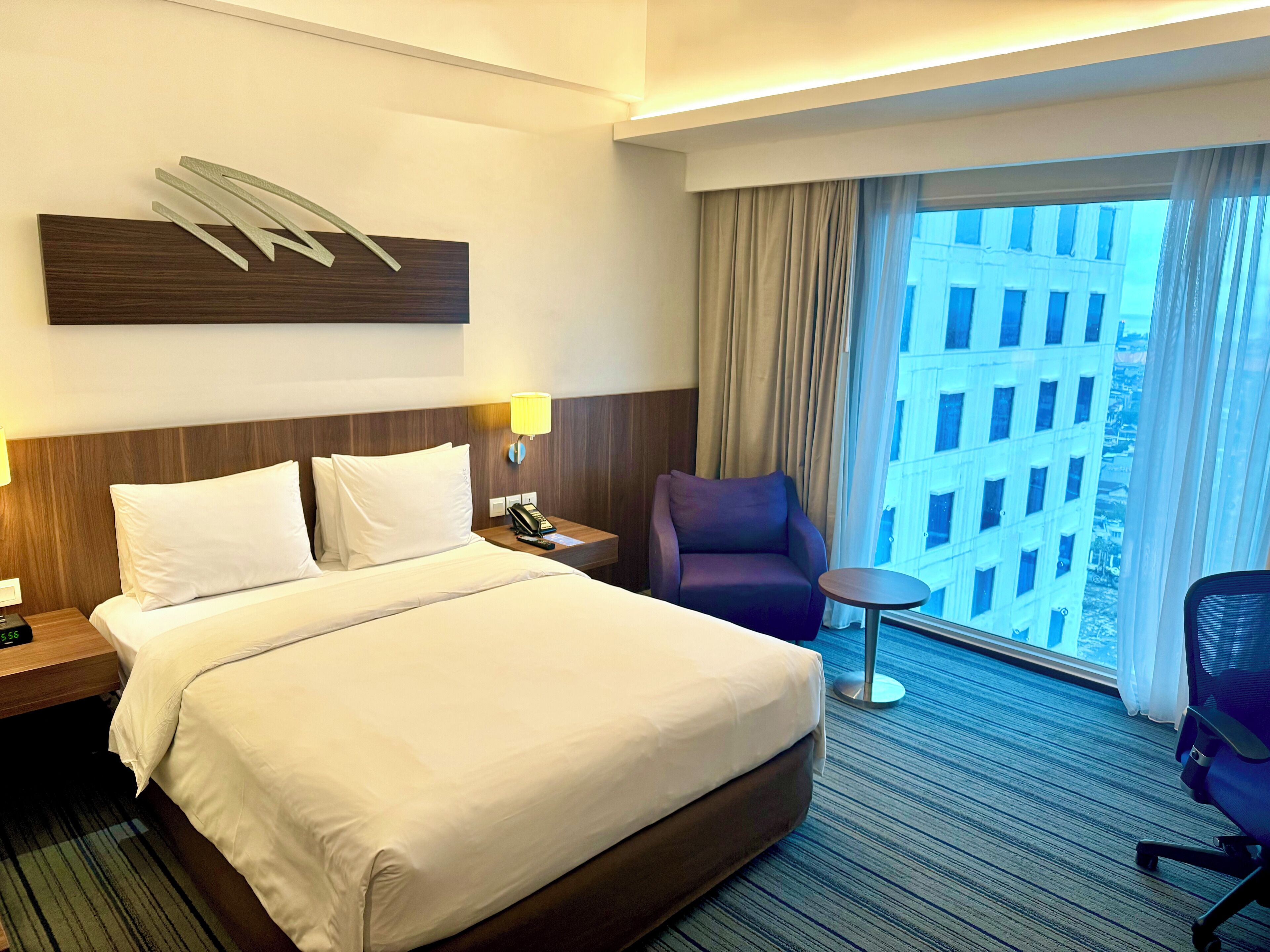 Standard Room, 1 Queen Bed (High Floor with Free Breakfast) | Premium bedding, down comforters, pillowtop beds, in-room safe