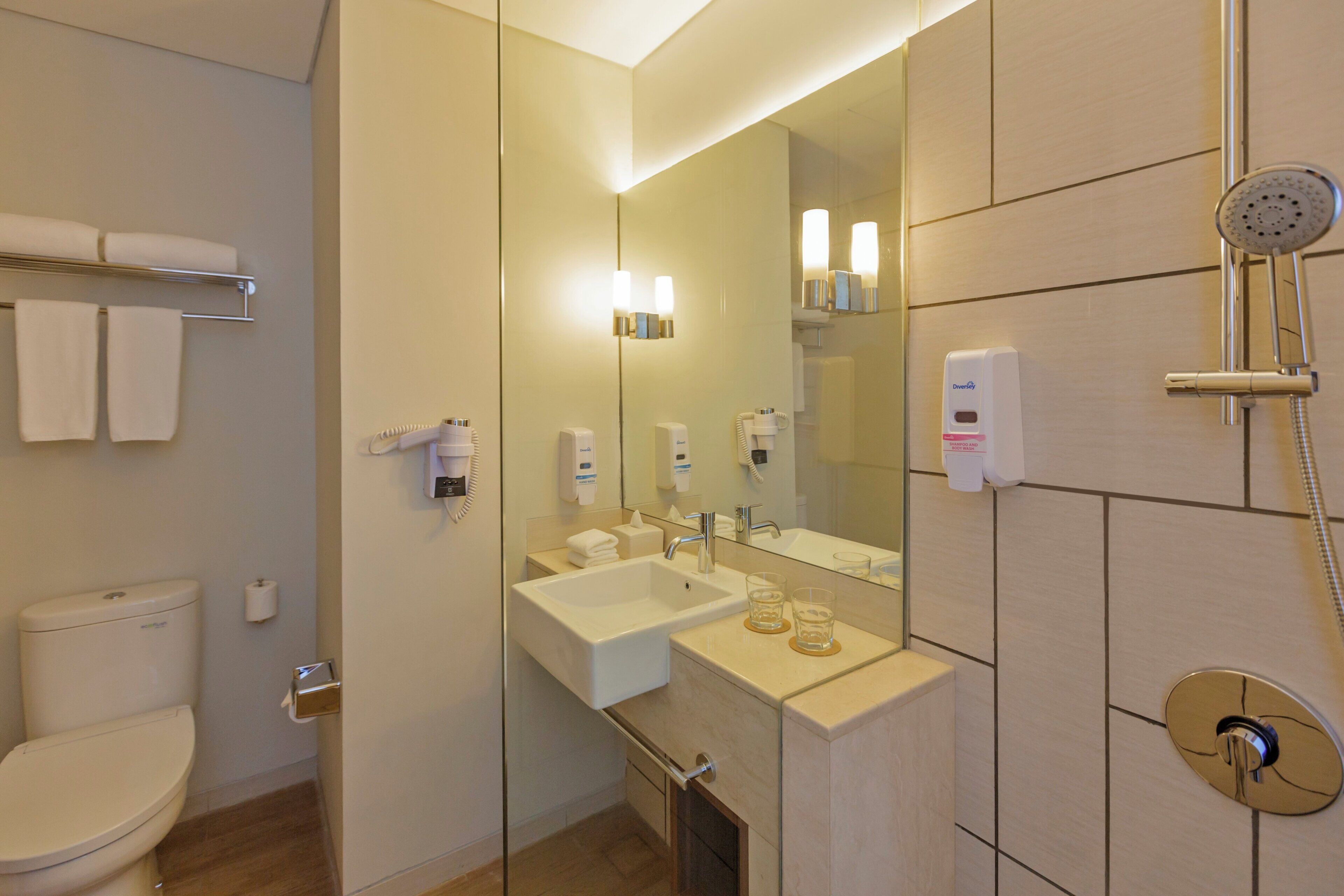 Shower, hydromassage showerhead, free toiletries, hair dryer
