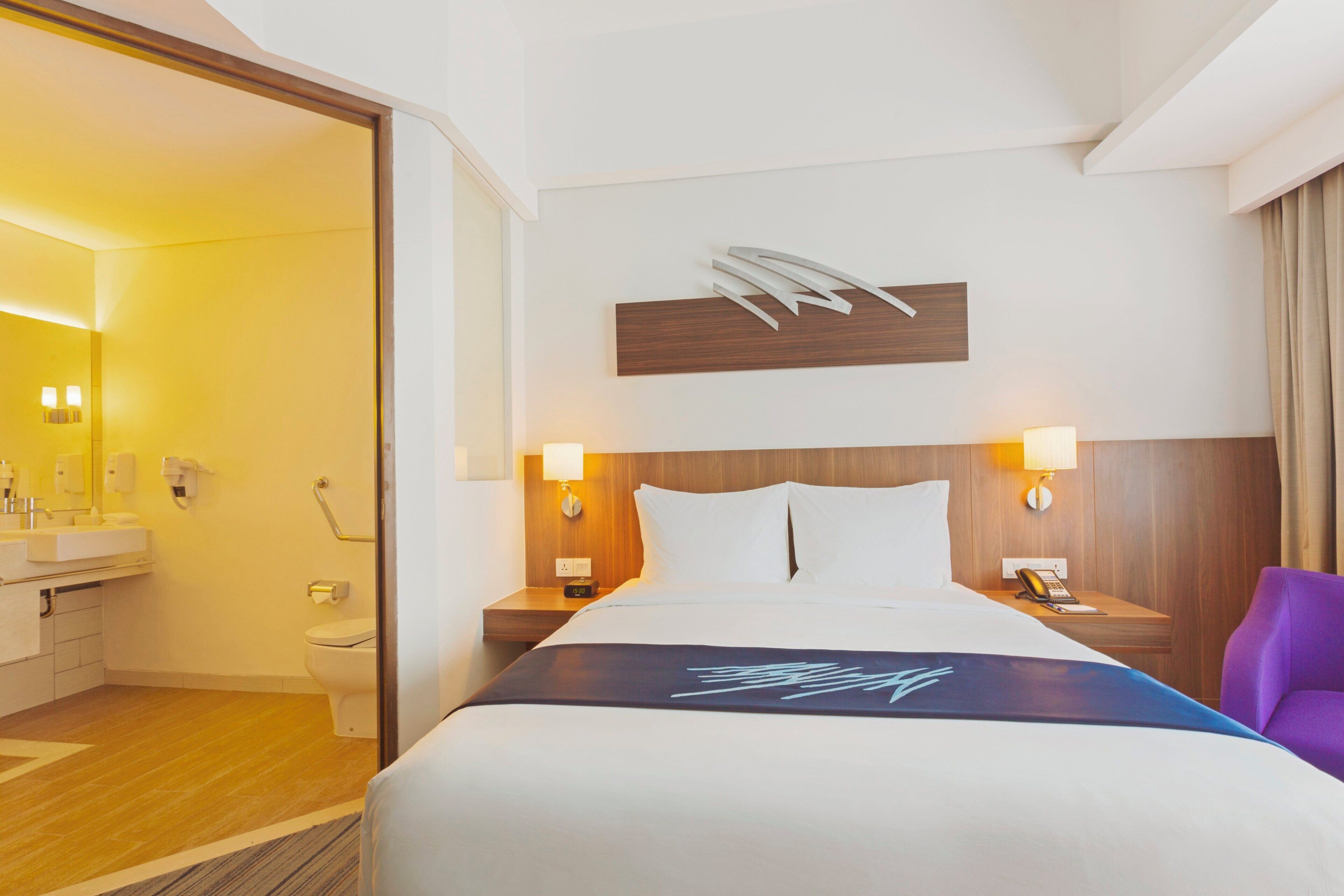 Standard Room, 1 Queen Bed, Accessible (with Free Breakfast) | Premium bedding, down duvets, pillow-top beds, in-room safe