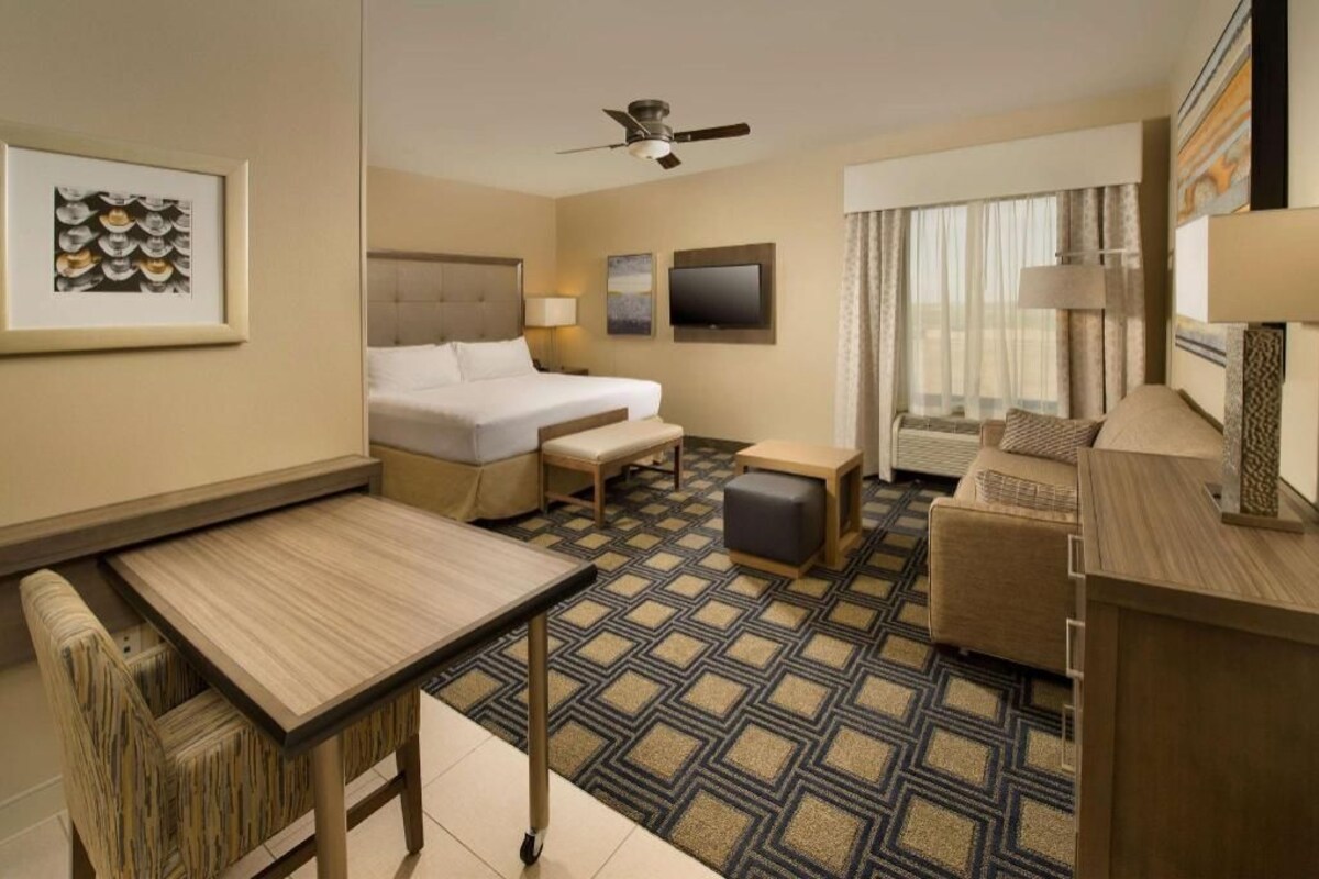 Premium bedding, in-room safe, desk, iron/ironing board