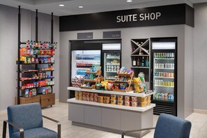 Een winkel met suites, een koelgedeelte, snacks en drankjes.
