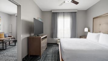 Peralatan tempat tidur premium, peti besi dalam bilik, meja