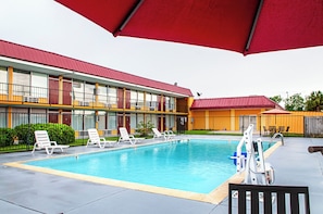Outdoor pool - Red Roof Inn Slidell  (Slidell)