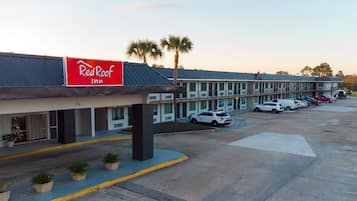 Ein Red Roof Inn mit Parkplatz und mehreren parkenden Autos.